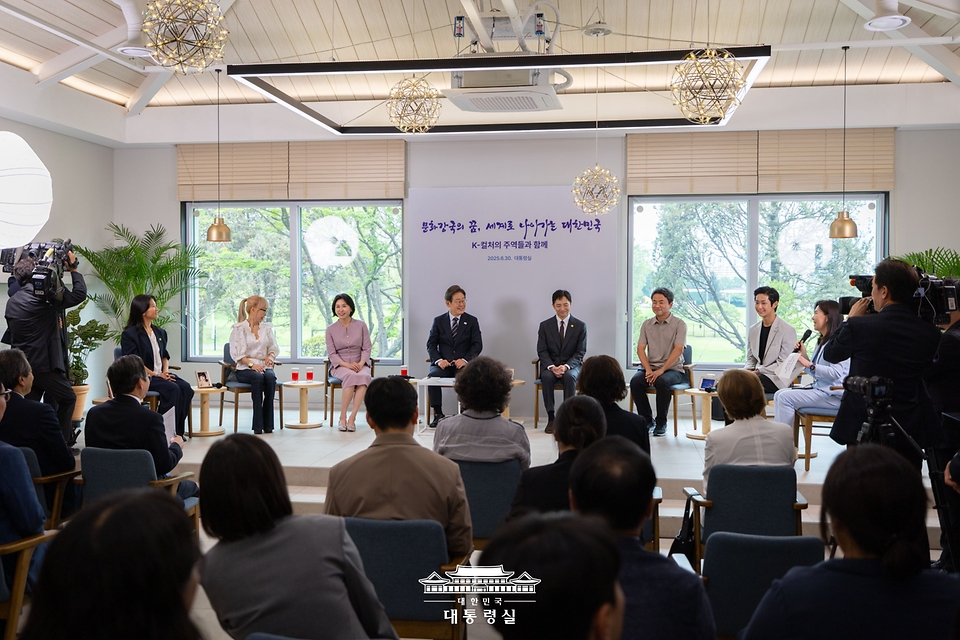 이재명 대통령이 30일 서울 용산 대통령실 파인그라스에서 열린 문화예술계 수상자 간담회에 참석해 있다.