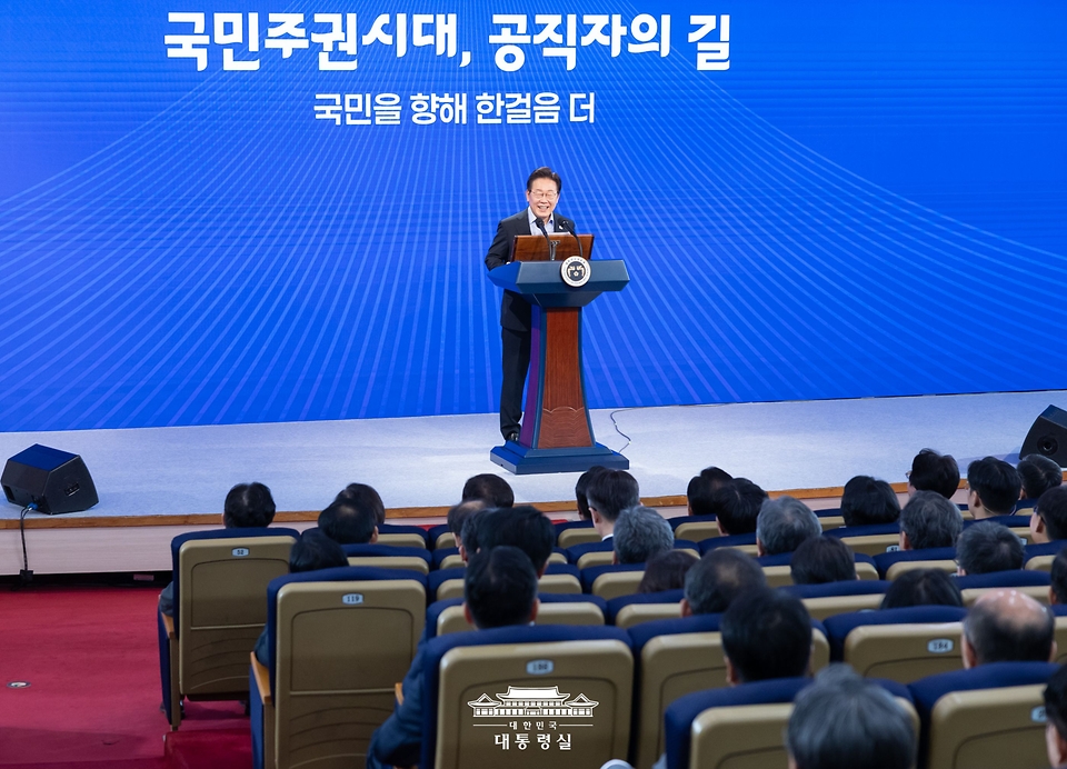 이재명 대통령이 31일 서울 종로구 정부서울청사에서 열린 '국민주권시대 공직자의 길' 고위공직자 워크숍에서 특강을 하고 있다.