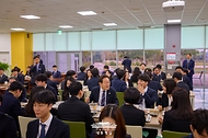 이재명 대통령이 14일 충북 진천 국가공무원인재개발원에서 5급 신임관리자 과정 교육생들과 오찬을 하고 있다.
