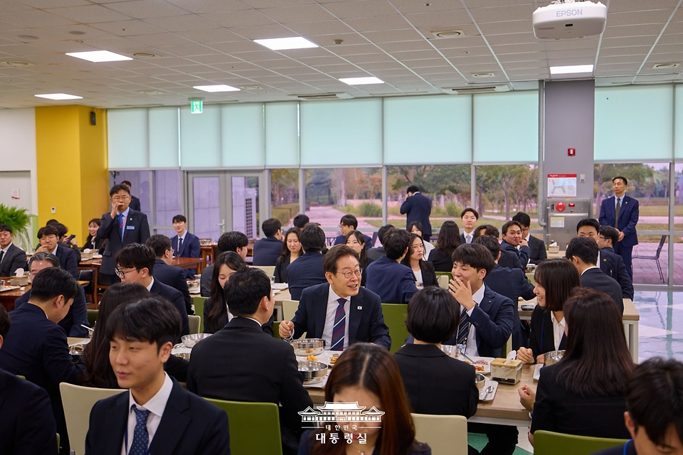 이재명 대통령이 14일 충북 진천 국가공무원인재개발원에서 5급 신임관리자 과정 교육생들과 오찬을 하고 있다.