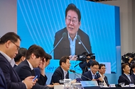이재명 대통령이 25일 부산 남구 부경대에서 열린 타운홀미팅 '부산의 마음을 듣다' 지역 주민 간담회에서 발언하고 있다.
