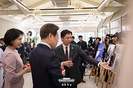 이재명 대통령과 부인 김혜경 여사가 30일 서울 용산 대통령실 파인그라스에서 열린 문화예술계 수상자 간담회에서 뮤지컬 '어쩌면 해피엔딩'으로 토니상 6관왕을 달성한 박천휴 작가에게 설명을 듣고 있다. 