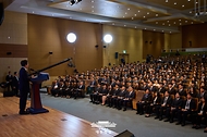 이재명 대통령이 14일 충북 진천 국가공무원인재개발원에서 5급 신임관리자 과정 교육생에게 특강을 하고 있다.
