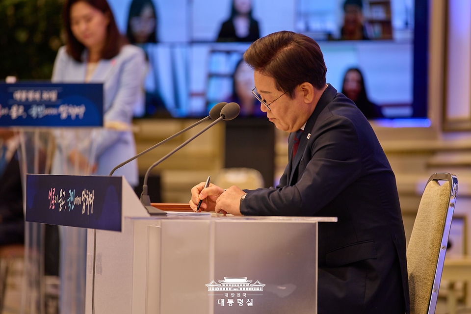이재명 대통령이 3일 서울 청와대 영빈관에서 열린 ‘대통령의 30일, 언론이 묻고 국민에게 답하다’ 기자회견에서 기자들의 질문을 메모하고 있다. 
