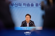 이재명 대통령이 25일 부산 남구 부경대에서 열린 타운홀미팅 '부산의 마음을 듣다' 지역 주민 간담회에서 참석자들의 발언을 경청하고 있다.
