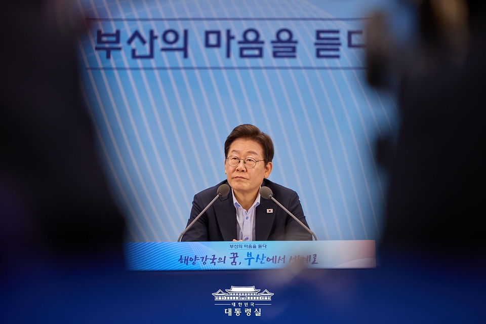 이재명 대통령이 25일 부산 남구 부경대에서 열린 타운홀미팅 '부산의 마음을 듣다' 지역 주민 간담회에서 참석자들의 발언을 경청하고 있다.
