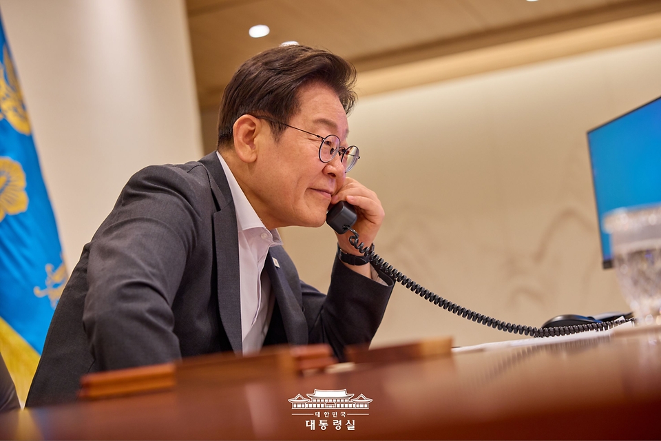 이재명 대통령이 22일 서울 용산 대통령실 청사 집무실에서 타밈 빈 하마드 알 싸니 카타르 국왕과 전화 통화하고 있다. 
