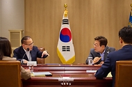 이재명 대통령이 10일 서울 용산 대통령실에서 열린 국가안전보장회의(NSC) 전체회의에서 위성락 국가안보실장과 대화하고 있다.
