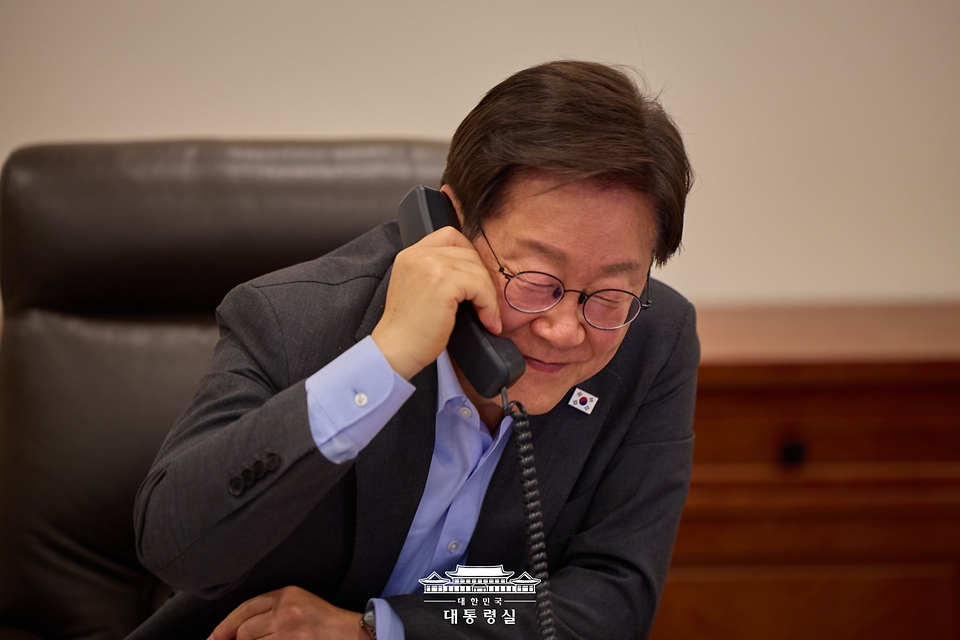 이재명 대통령이 24일 서울 용산 대통령실 청사 집무실에서 프리드리히 메르츠 독일 총리과 전화 통화하고 있다.
