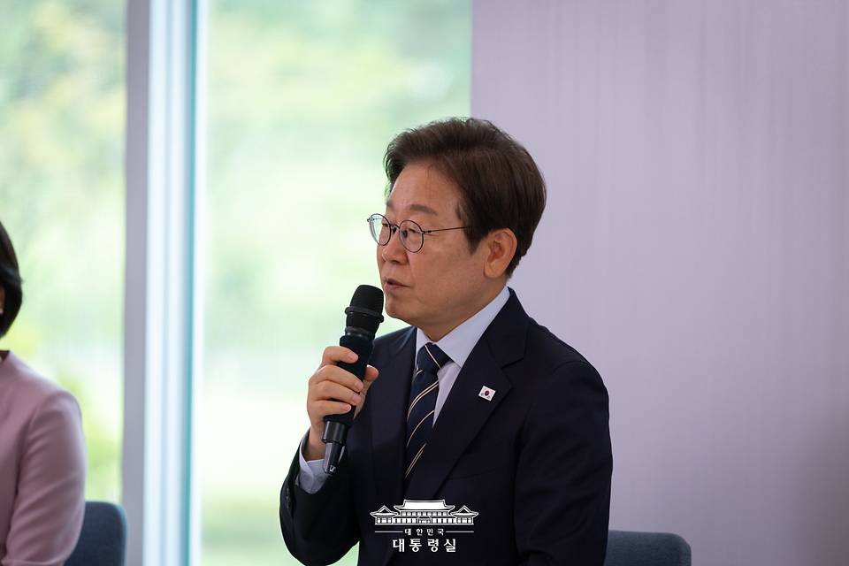 이재명 대통령이 30일 서울 용산 대통령실 파인그라스에서 열린 문화예술계 수상자 간담회에서 발언하고 있다.