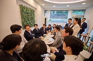 이재명 대통령이 26일 서울 용산 대통령실 인근 한 카페에서 출입기자단과 차담회를 하고 있다. 