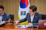 이재명 대통령이 8일 서울 용산 대통령실 청사에서 열린 국무회의에서 의사봉을 두드리고 있다. 
