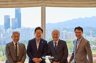 이재명 대통령이 11일 서울 용산 대통령실 청사에서 열린 언론인 오찬 회동에서 참석자들과 함께 기념촬영을 하고 있다. 
