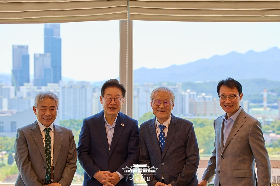 이재명 대통령이 11일 서울 용산 대통령실 청사에서 열린 언론인 오찬 회동에서 참석자들과 함께 기념촬영을 하고 있다. 

