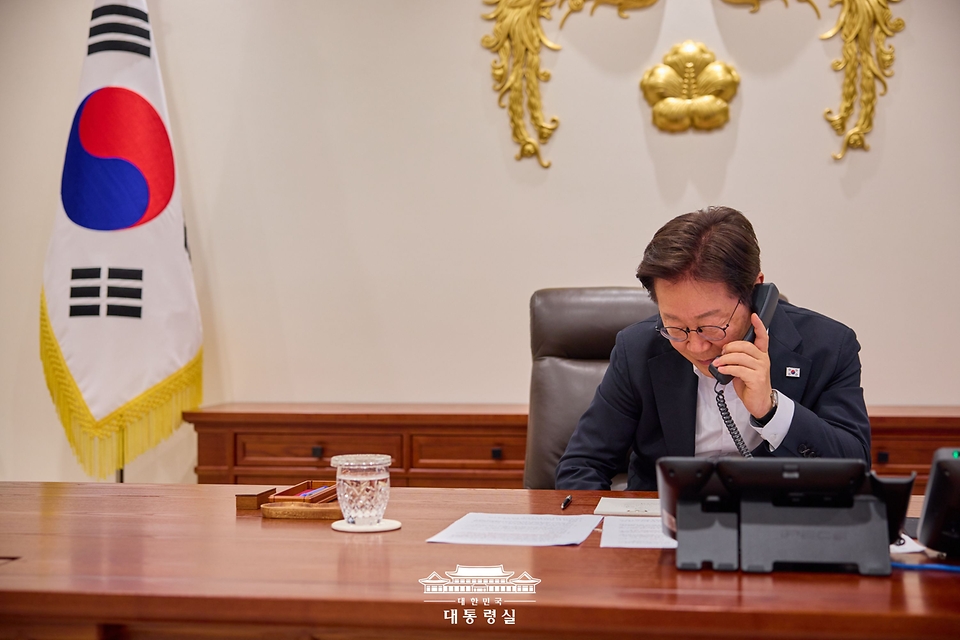 이재명 대통령이 17일 서울 용산 대통령실 청사에서 레젭 타입 에르도안 튀르키예 대통령과 전화 통화를 하고 있다.
