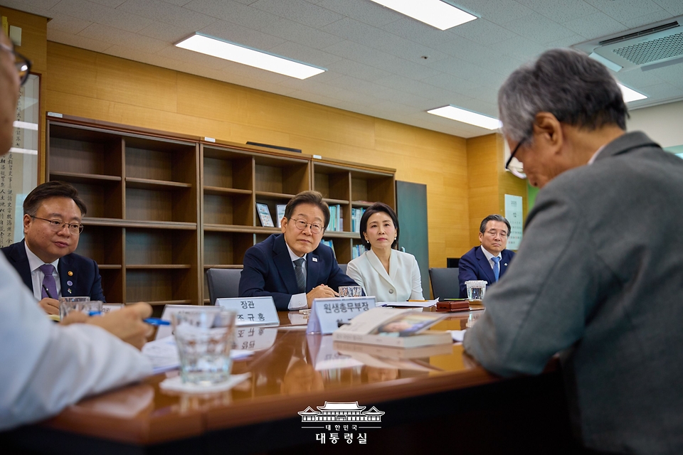이재명 대통령이 25일 전남 고흥군 국립소록도병원을 찾아 관계자들과 간담회를 갖고 있다.