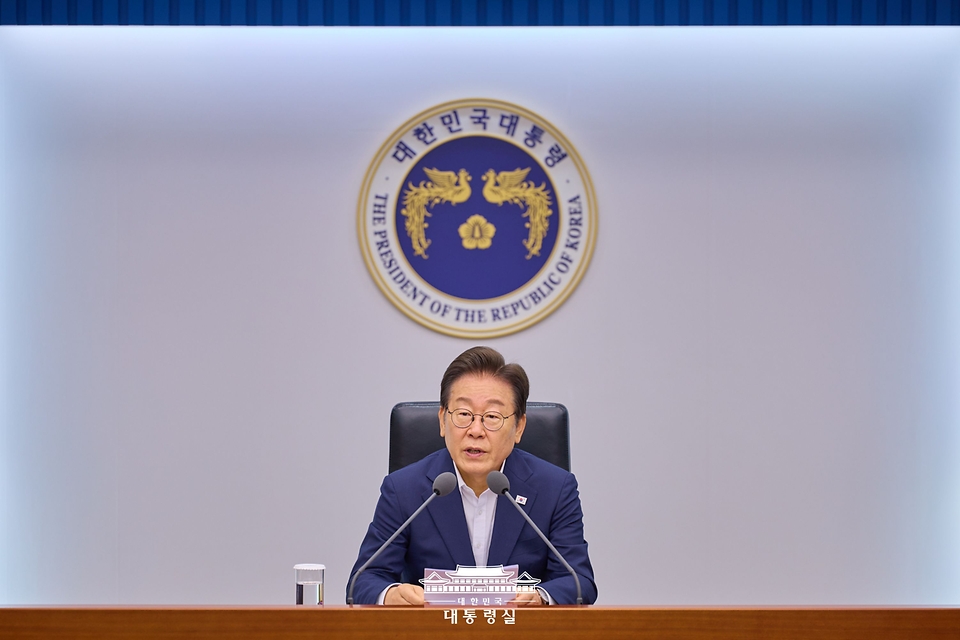 이재명 대통령이 30일 서울 용산 대통령실 청사에서 열린 3차 비상경제점검 TF 회의에서 발언하고 있다.