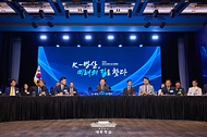 이재명 대통령이 8일 서울 용산구 그랜드 하얏트 호텔에서 열린 제1회 방위산업의 날 토론회에서 발언하고 있다.
