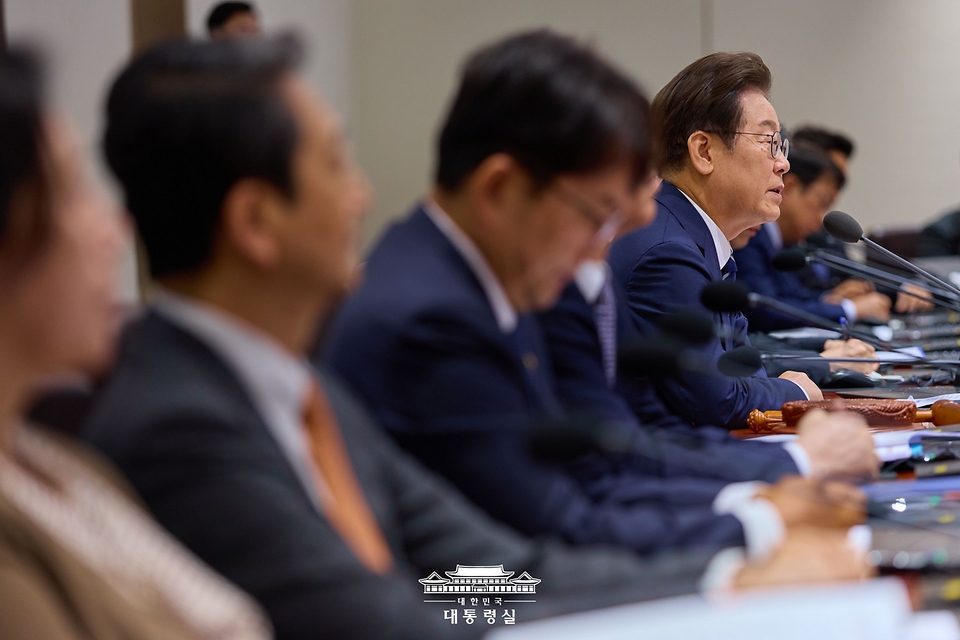 이재명 대통령이 1일 서울 용산 대통령실 청사에서 열린 국무회의에서 발언하고 있다.
