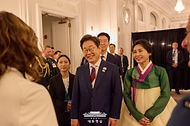 이재명 대통령이 16일(현지시간) 캐나다 캘거리 한 호텔에서 열린 다니엘 스미스 앨버타주 수상 주재 G7 초청국 리셉션에서 참석자들과 인사를 나누고 있다.