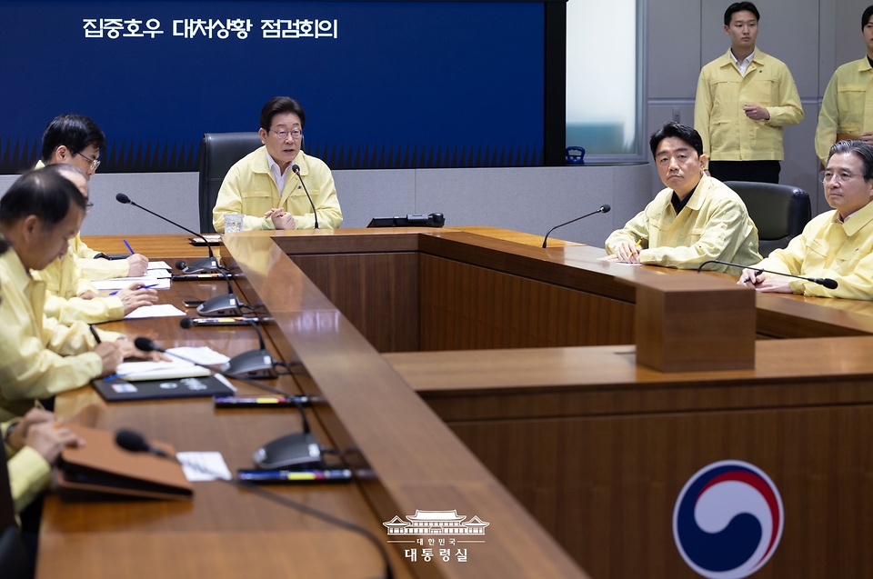 이재명 대통령이 18일 서울 종로구 정부서울청사 중앙재난안전상황실 서울상황센터에서 열린 집중호우 대처상황 점검회의에서 발언하고 있다.
