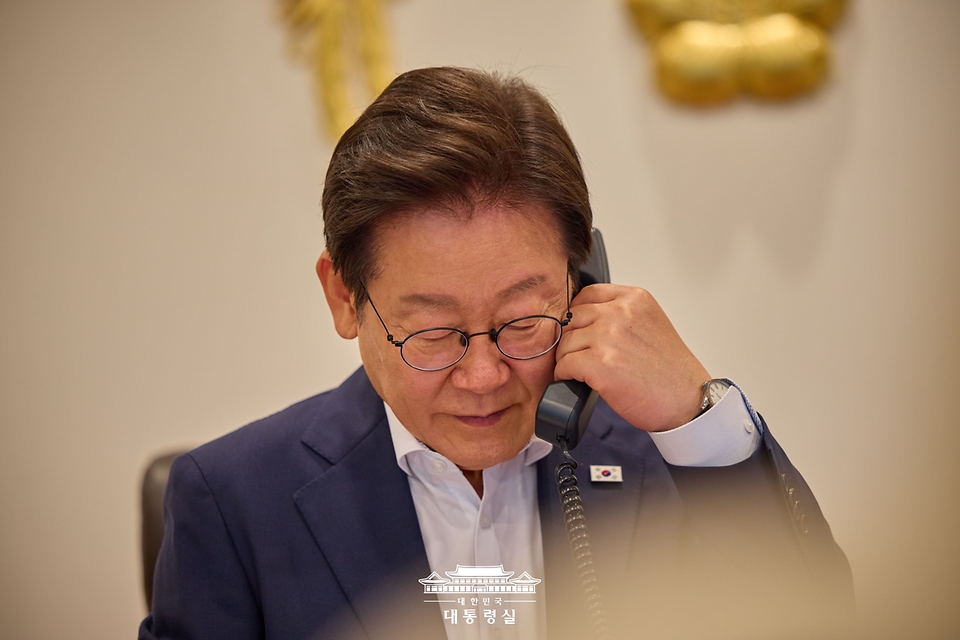 이재명 대통령이 23일 서울 용산 대통령실 청사 집무실에서 카슴-조마르트 토카예프 카자흐스탄 대통령과 전화 통화하고 있다.

