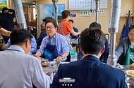 이재명 대통령이 31일 서울 용산 대통령실 인근 식당에서 강훈식 비서실장을 비롯한 참모진들과 점식식사를 하고 있다.