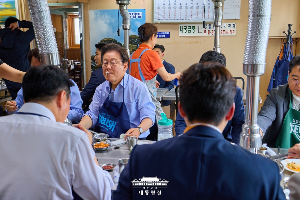 이재명 대통령이 31일 서울 용산 대통령실 인근 식당에서 강훈식 비서실장을 비롯한 참모진들과 점식식사를 하고 있다.