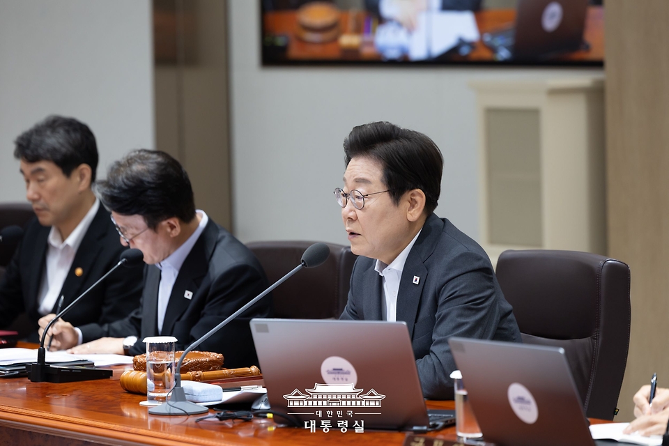 이재명 대통령이 22일 서울 용산 대통령실 청사에서 열린 국무회의에서 발언하고 있다.
