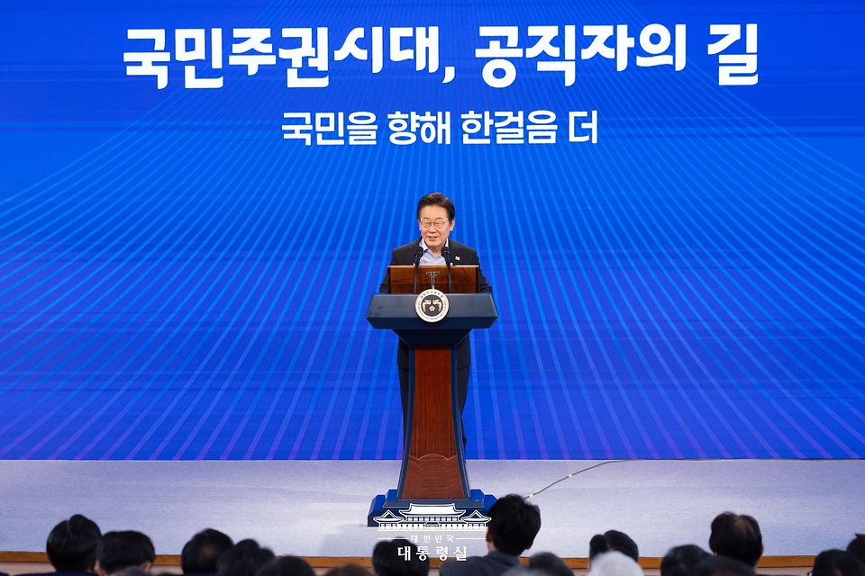 이재명 대통령이 31일 서울 종로구 정부서울청사에서 열린 '국민주권시대 공직자의 길' 고위공직자 워크숍에서 특강을 하고 있다.