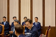 이재명 대통령이 26일 국회에서 추가경정예산(추경) 시정연설에 앞서 우원식 국회의장과 사전환담을 하고 있다.