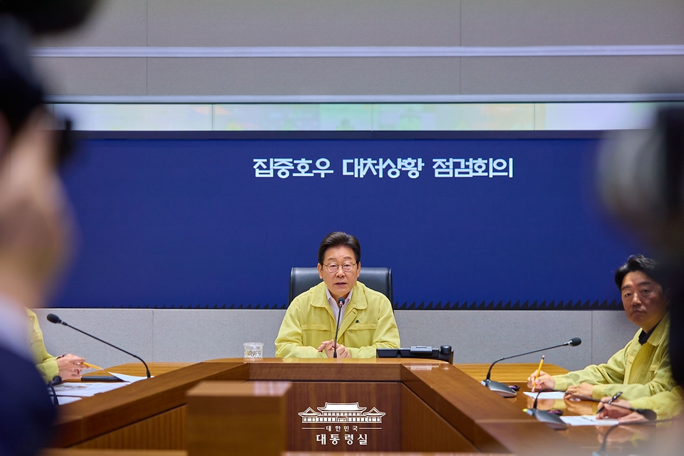 이재명 대통령이 18일 서울 종로구 정부서울청사 중앙재난안전상황실 서울상황센터에서 열린 집중호우 대처상황 점검회의에서 발언하고 있다.
