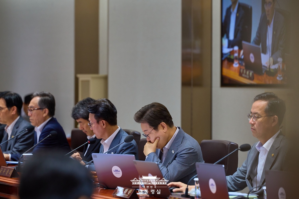 이재명 대통령이 15일 서울 용산 대통령실 청사에서 열린 국무회의에서 자료를 살펴보고 있다. 
