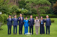 이재명 대통령이 3일 서울 한남동 관저에서 열린 국회 비교섭단체 지도부와의 오찬회동에 앞서 기념촬영을 하고 있다.
