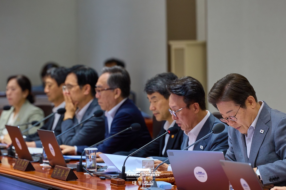이재명 대통령이 15일 서울 용산 대통령실 청사에서 열린 국무회의에서 자료를 살펴보고 있다.
