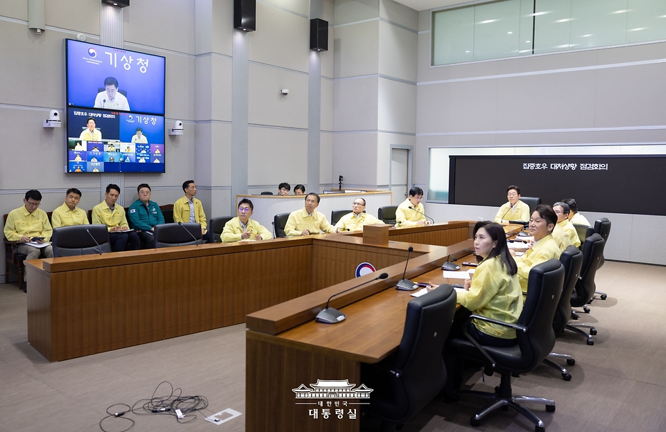이재명 대통령이 18일 서울 종로구 정부서울청사 중앙재난안전상황실 서울상황센터에서 열린 집중호우 대처상황 점검회의에서 보고를 청취하고 있다.
