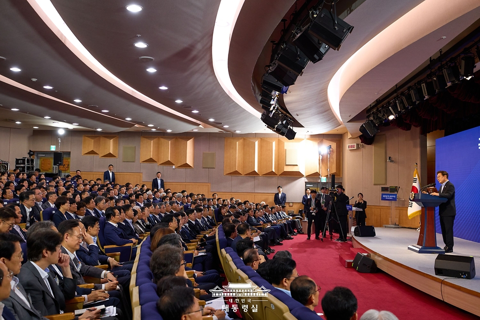이재명 대통령이 31일 서울 종로구 정부서울청사에서 열린 '국민주권시대 공직자의 길' 고위공직자 워크숍에서 특강을 하고 있다.