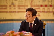 이재명 대통령이 3일 서울 한남동 관저에서 열린 국회 비교섭단체 지도부와의 오찬회동에서 참석자들의 발언을 경청하고 있다.
