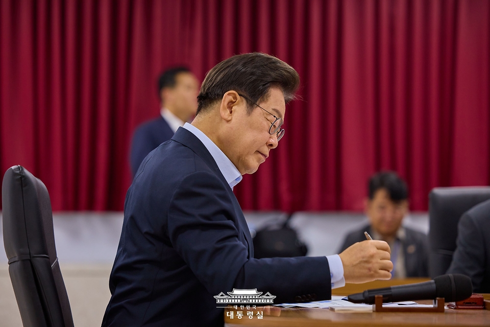 이재명 대통령이 25일 경기 시흥시 SPC삼립 시화공장에서 열린 '산업재해 근절 현장 노사간담회'에서 메모하고 있다.
