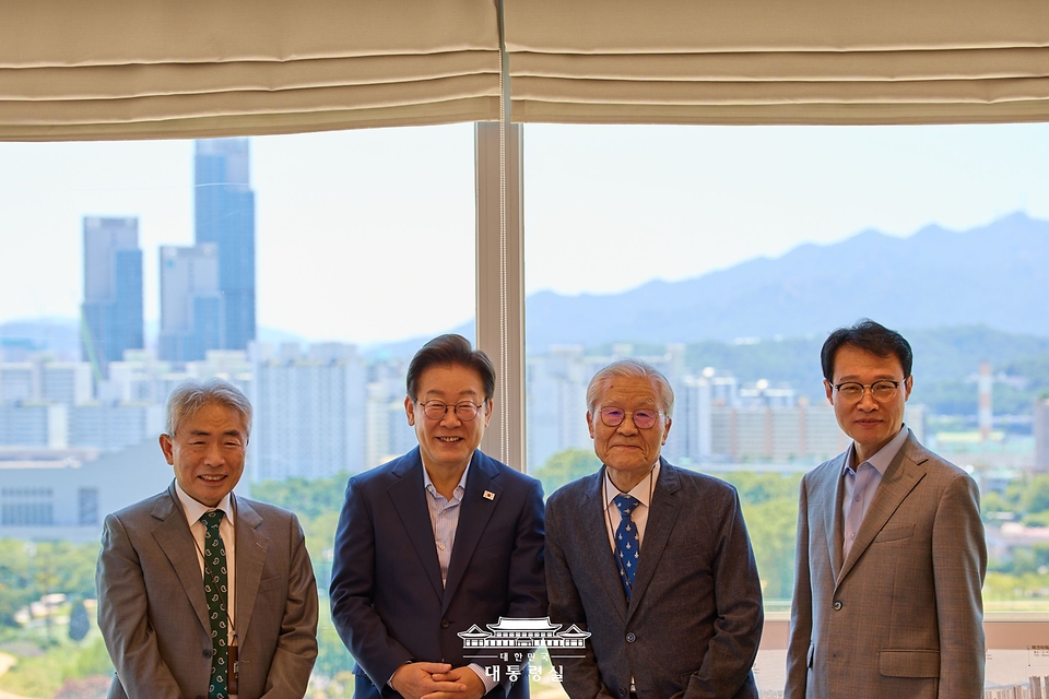 이재명 대통령이 11일 서울 용산 대통령실 청사에서 열린 언론인 오찬 회동에서 참석자들과 함께 기념촬영을 하고 있다. 
