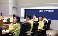이재명 대통령이 18일 서울 종로구 정부서울청사 중앙재난안전상황실 서울상황센터에서 열린 집중호우 대처상황 점검회의에서 보고를 청취하고 있다.
