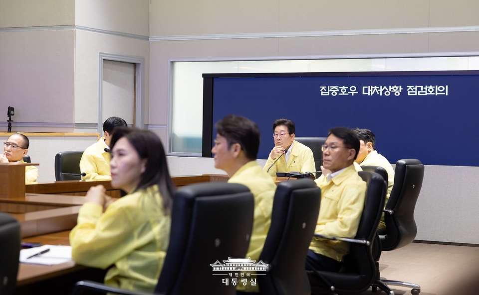 이재명 대통령이 18일 서울 종로구 정부서울청사 중앙재난안전상황실 서울상황센터에서 열린 집중호우 대처상황 점검회의에서 보고를 청취하고 있다.
