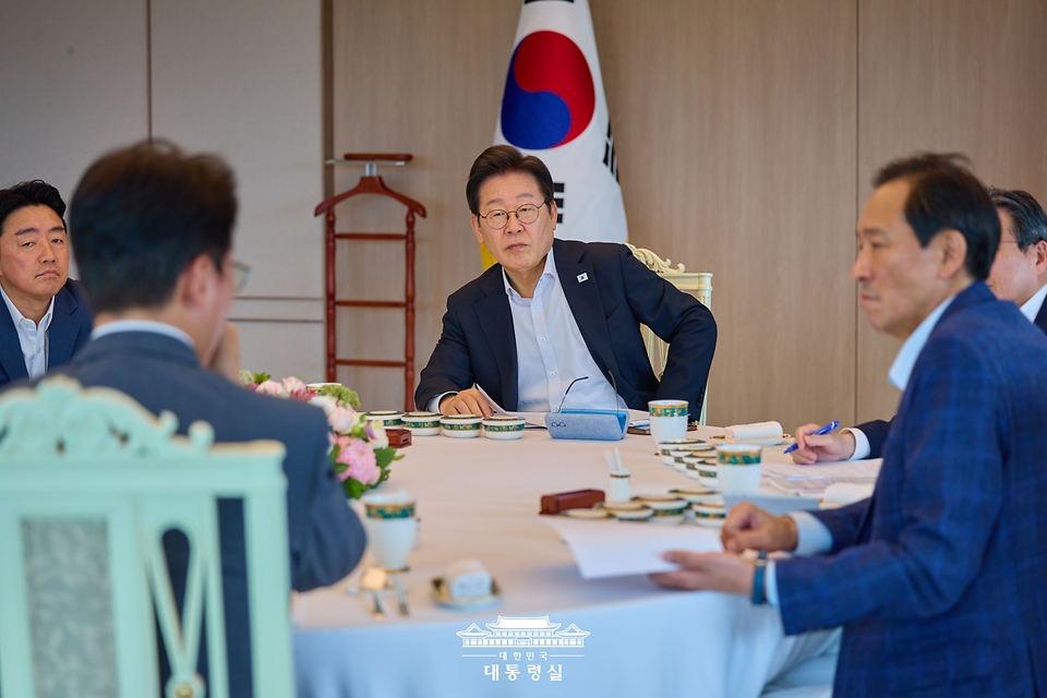 이재명 대통령이 21일 서울 용산 대통령실 청사에서 열린 오찬 주례보고회동에서 김민석 국무총리와 대화하고 있다. 
