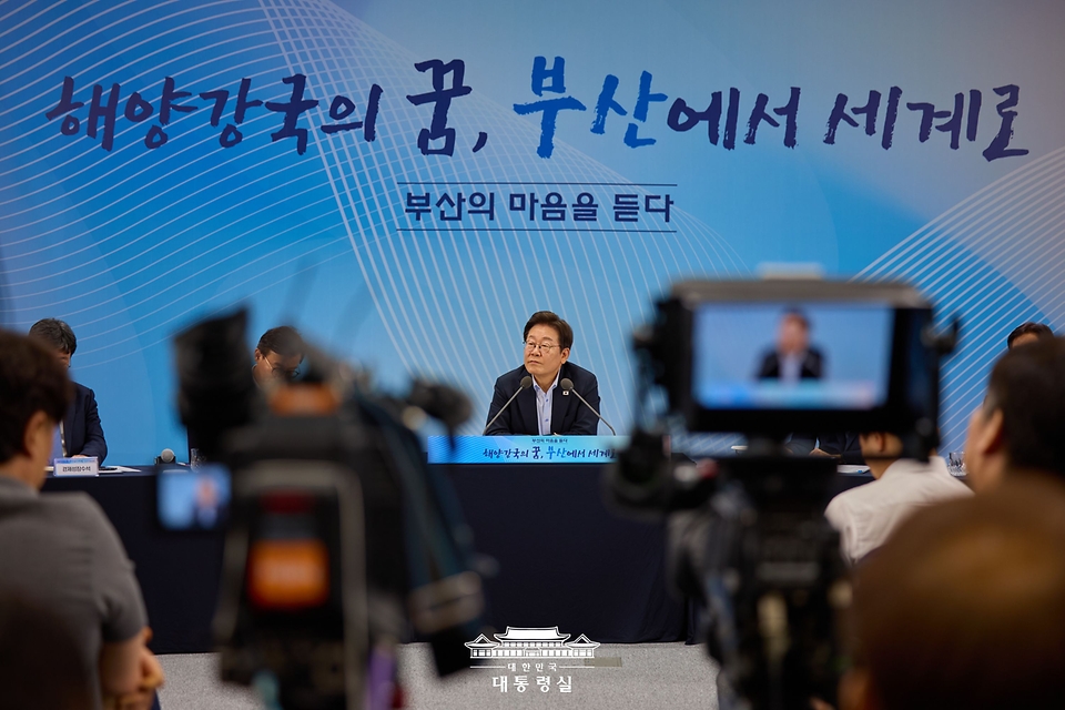 이재명 대통령이 25일 부산 남구 부경대에서 열린 타운홀미팅 '부산의 마음을 듣다' 지역 주민 간담회에서 참석자들의 발언을 경청하고 있다.
