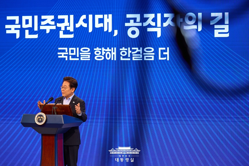 이재명 대통령이 31일 서울 종로구 정부서울청사에서 열린 '국민주권시대 공직자의 길' 고위공직자 워크숍에서 특강을 하고 있다.