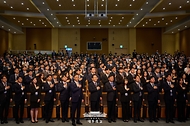 
이재명 대통령이 14일 충북 진천 국가공무원인재개발원에서 5급 신임관리자 과정 교육생에게 특강을 하기 전 국민의례를 하고 있다.
