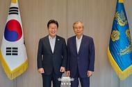 이재명 대통령이 17일 서울 용산 대통령실 청사에서 김종인 전 국민의힘 비상대책위원장과 오찬에 앞서 기념촬영을 하고 있다.
