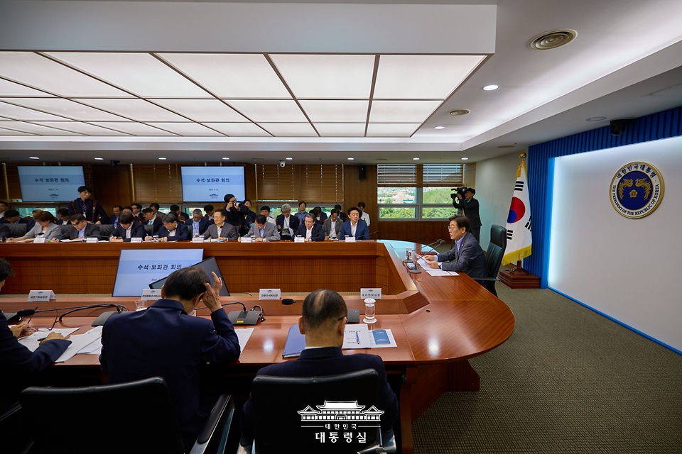 이재명 대통령이 10일 서울 용산 대통령실 청사에서 열린 3차 수석·보좌관 회의에서 발언하고 있다. 

