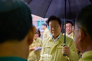 이재명 대통령이 21일 기록적인 폭우가 쏟아진 경남 산청군 산청읍 부리마을에서 피해 상황을 점검하고 있다.
