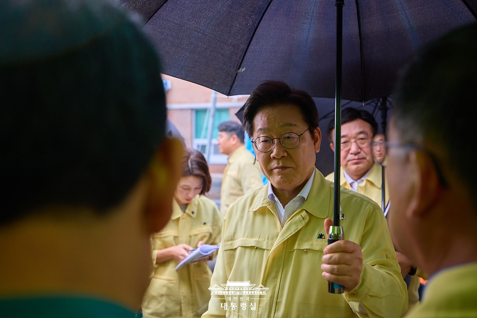 이재명 대통령이 21일 기록적인 폭우가 쏟아진 경남 산청군 산청읍 부리마을에서 피해 상황을 점검하고 있다.
